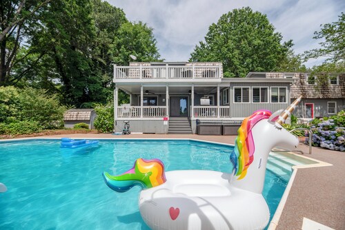 "Lakeshore Estate"- Next to Lake Norman, Pool, Incredible Game Room & Hot tub