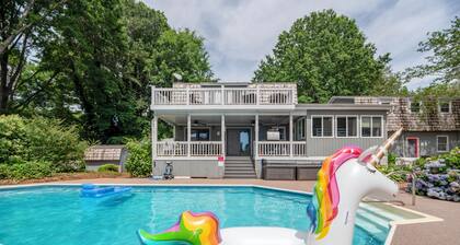 "Lakeshore Estate"- Next to Lake Norman, Pool, Incredible Game Room & Hot tub