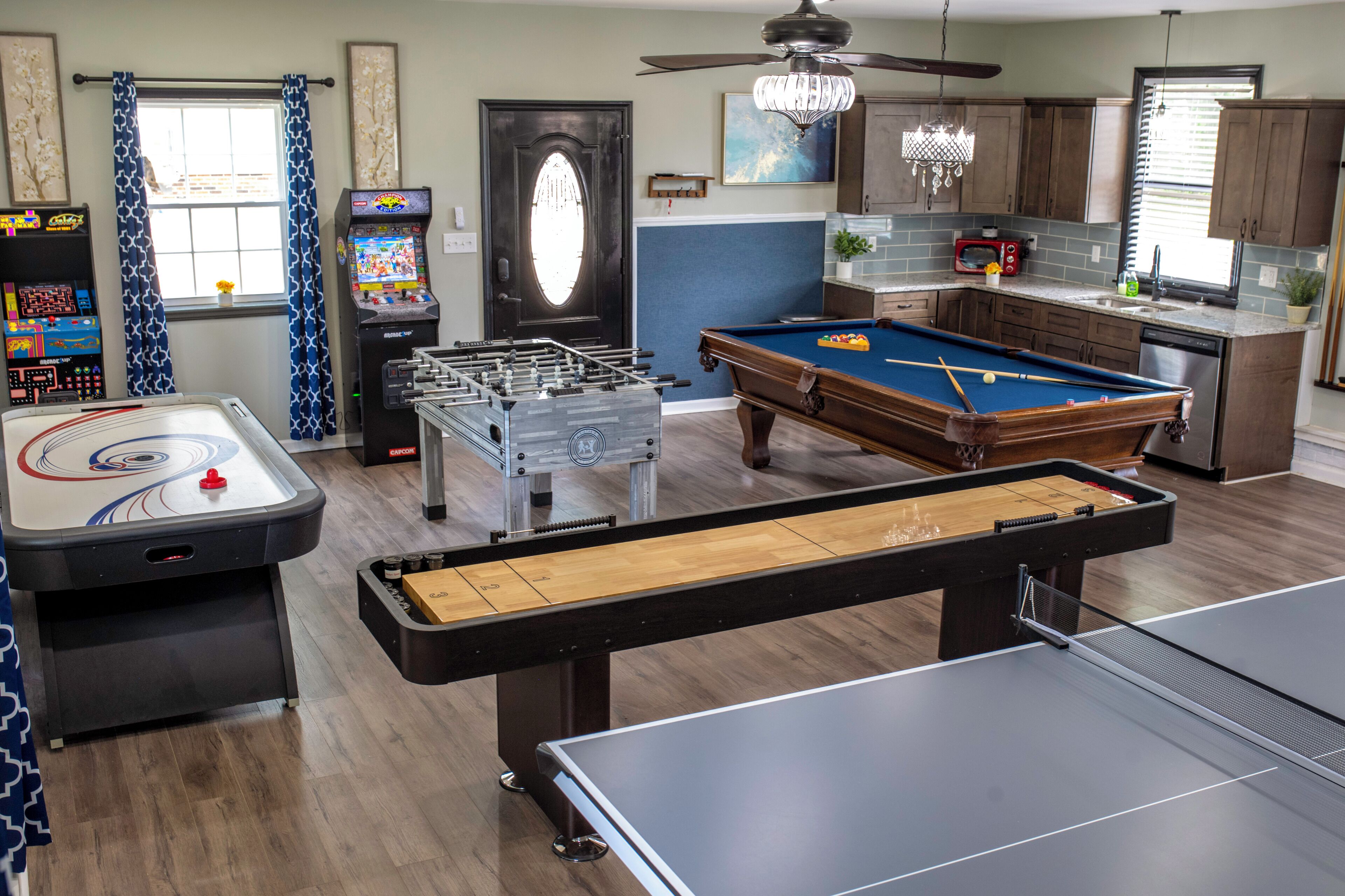 Une salle de loisirs équipée d’un baby-foot, d’une table de billard et d’une table de ping-pong.