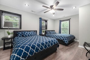 7 bedrooms, iron/ironing board, travel cot, free WiFi - "Lakeshore Landing"- Next to Lake Norman, Pool, Game Room, Pickleball, Putt Putt (Mooresville)