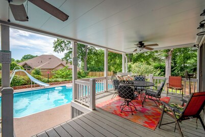 "Lakeshore Estate"- Next to Lake Norman, Pool, Incredible Game Room & Hot tub