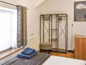 3 bedrooms, free WiFi, bed sheets - 3 bedroom accommodation in Harlech (Harlech)