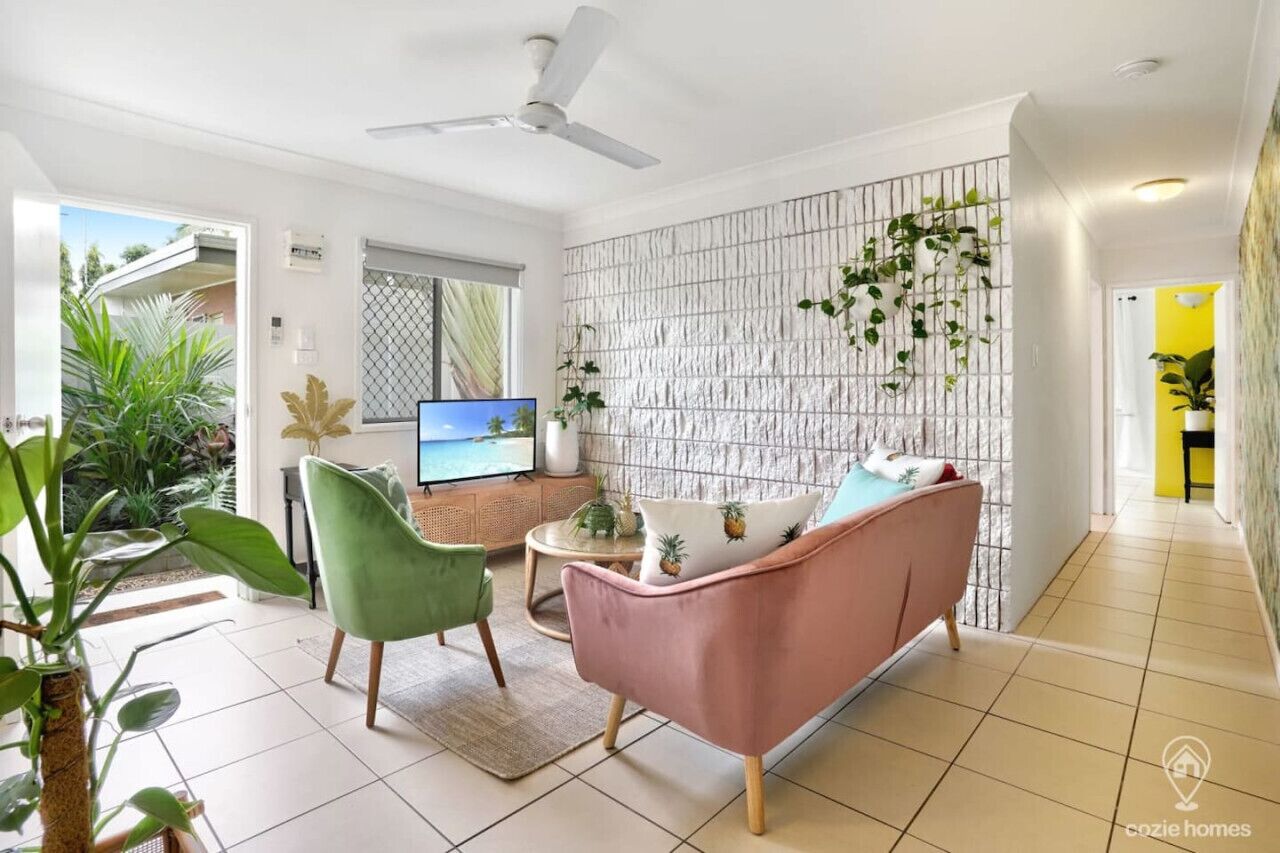 Tropicana Pineapple - Chic Retreat With Private Courtyard - Cairns