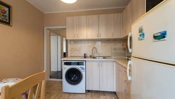 Kühlschrank, Ofen, Herdplatte, Wasserkocher