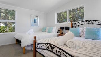 2 bedrooms, iron/ironing board, WiFi