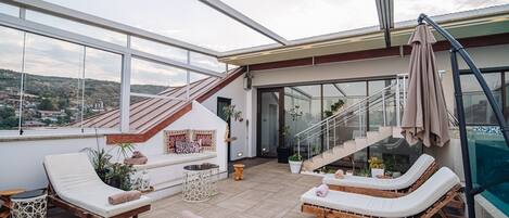 Utendørsbasseng og solsenger