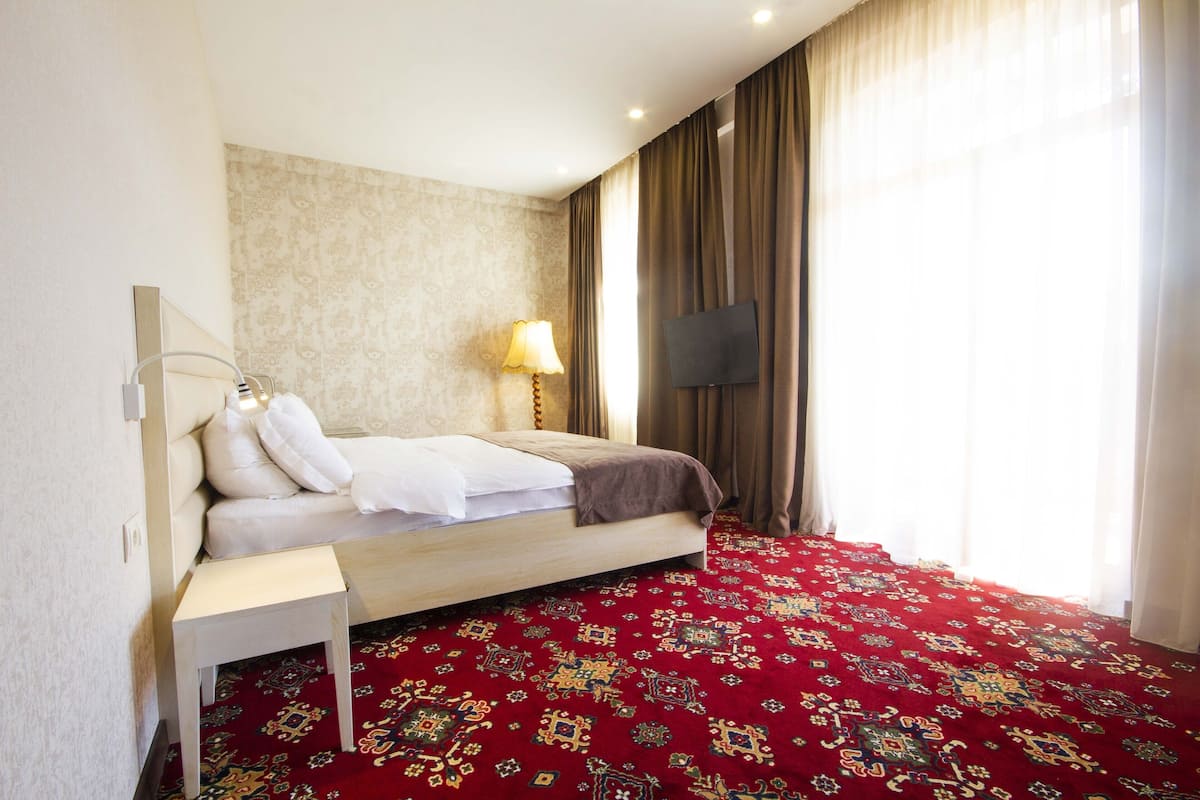 1 bedroom, premium bedding, down duvets, desk