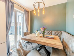 Dining - 3 bedroom accommodation in Whitby (Whitby)