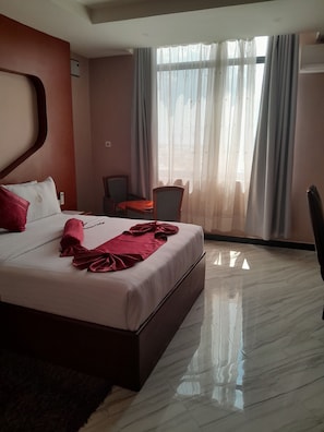 Escritorio, wifi gratis y ropa de cama