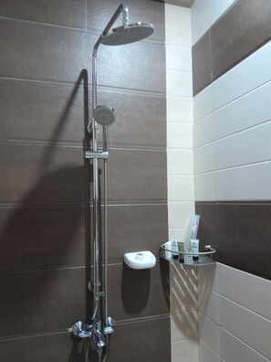 Bồn tắm và buồng tắm vòi sen riêng, máy sấy tóc, chậu vệ sinh/vòi rửa 