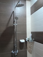 Banheira e chuveiro separados, secador de cabelo, bidê, toalhas de banho