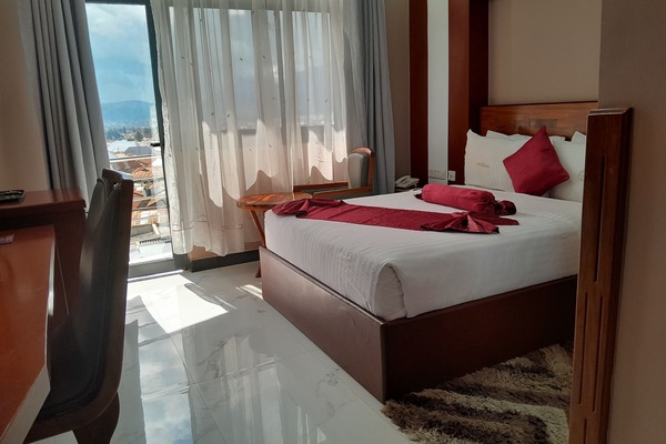 Habitación empresarial doble, 1 cama Queen size, vista a la ciudad | 1 habitación, escritorio, wifi gratis y ropa de cama