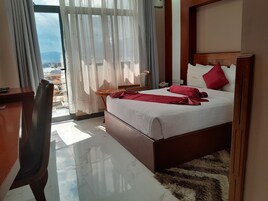 Escritorio, wifi gratis y ropa de cama 