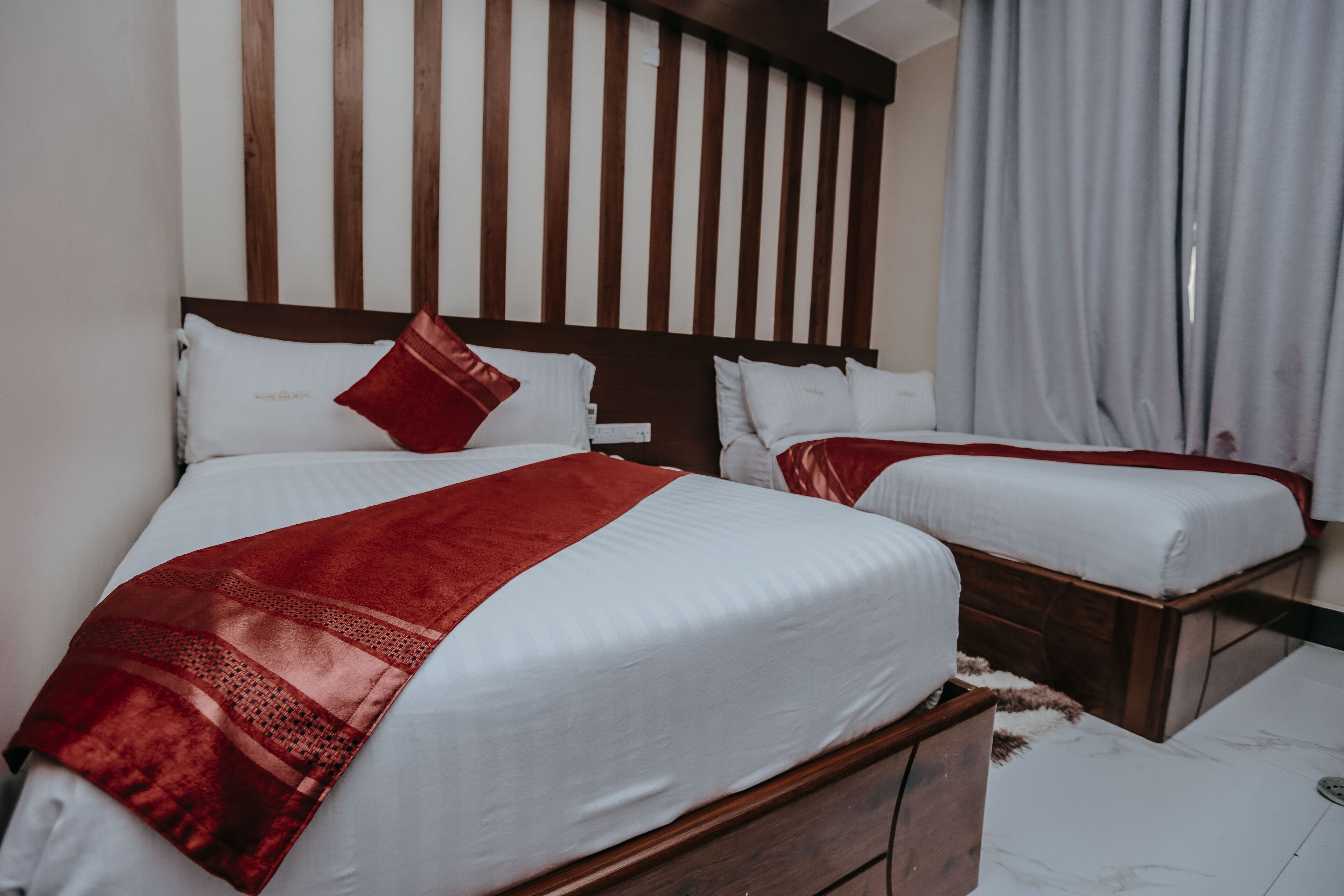 Escritorio, wifi gratis, ropa de cama
