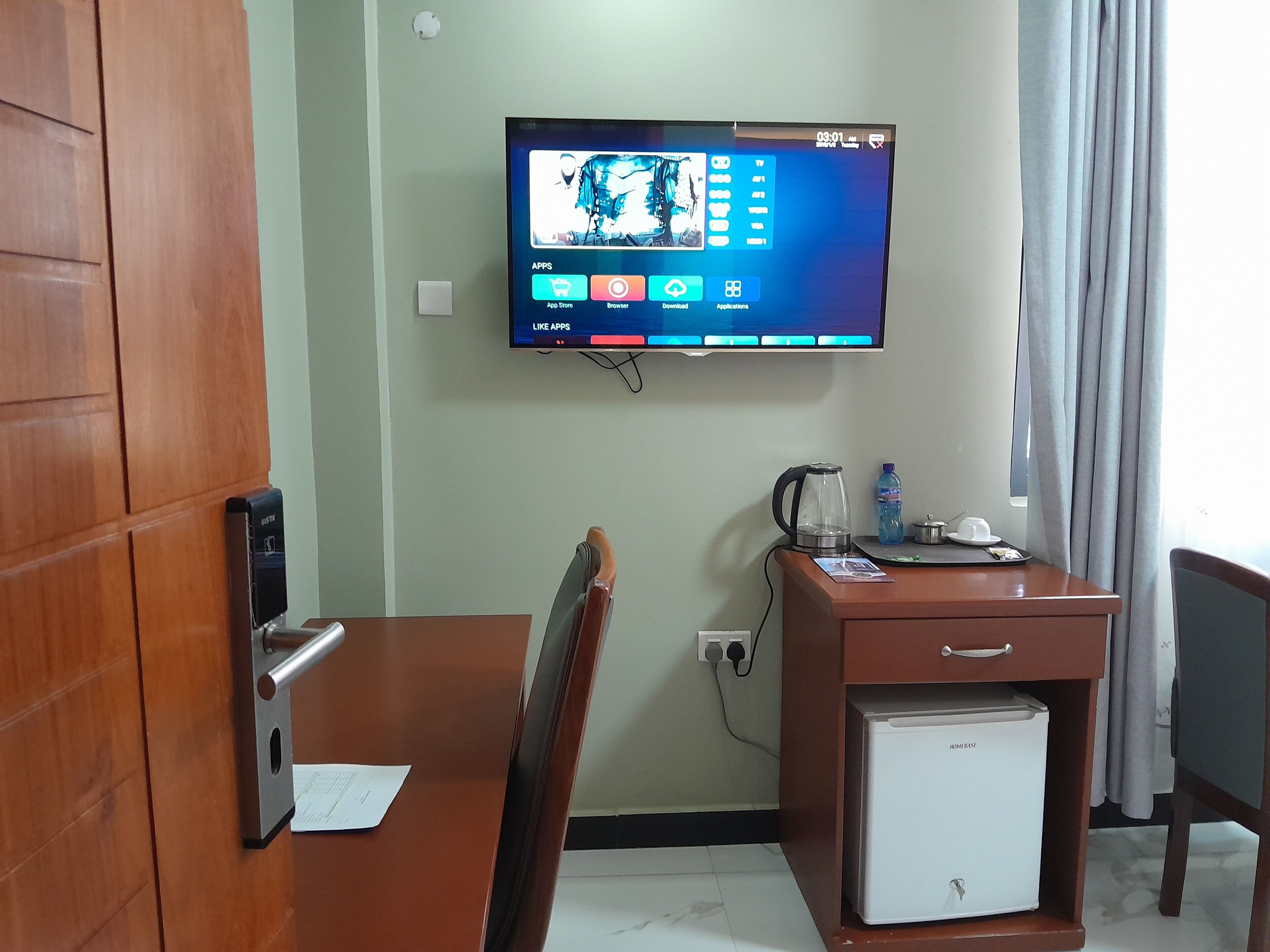 Escritorio, wifi gratis y ropa de cama 