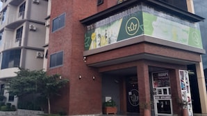 Um edifício com vários andares e uma cafeteria no térreo.