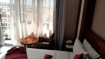 Business-Doppelzimmer, 1 Queen-Bett, Stadtblick | 1 Schlafzimmer, Schreibtisch, kostenloses WLAN, Bettwäsche