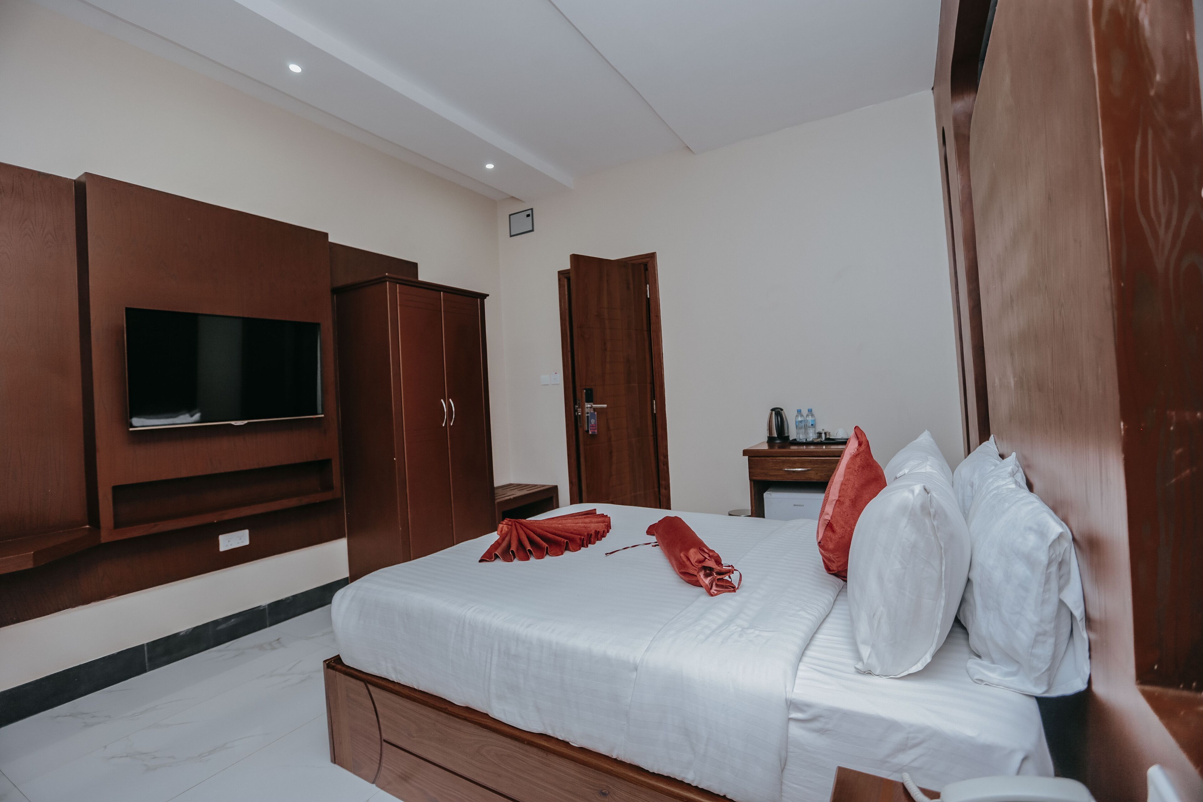 Escritorio, wifi gratis, ropa de cama