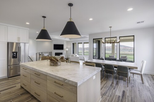 Getaway On The Green, Sleeps 18, *Private Hot Tub*