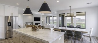 Getaway On The Green, Sleeps 18, *Private Hot Tub*