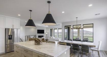 Getaway On The Green, Sleeps 18, *Private Hot Tub*