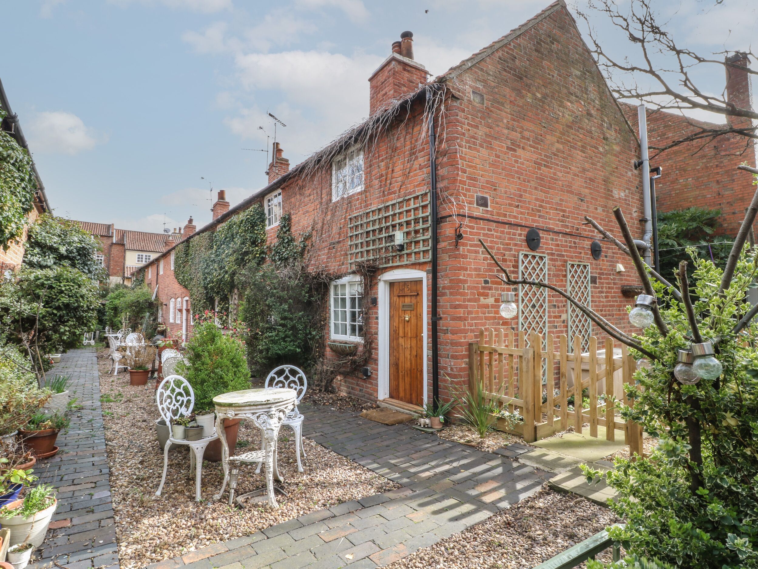 JALLANDS ROW, romantic, character holiday cottage in Newark-On-Trent