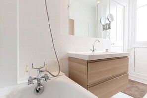 Douche, sèche-cheveux, serviettes fournies, shampoing