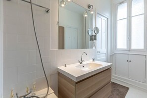 Regadera, secadora de cabello, toallas 