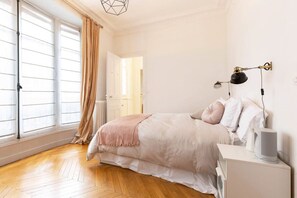 3 bedrooms, desk, iron/ironing board, WiFi