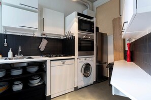 Kühlschrank, Mikrowelle, Ofen, Herdplatte