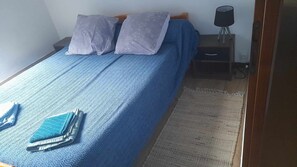 2 quartos, ferros/tábuas de passar roupa, berço de viagem