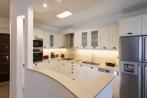 Fridge, microwave, oven, dishwasher - Helen Luxury Holiday House,Sea View, Rethymno (Rethymno)