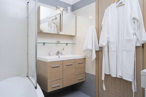 Bathtub, hair dryer, towels, shampoo