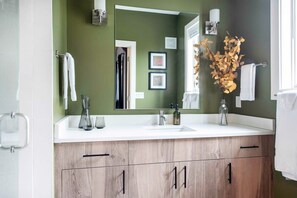 Douche, sèche-cheveux, serviettes fournies