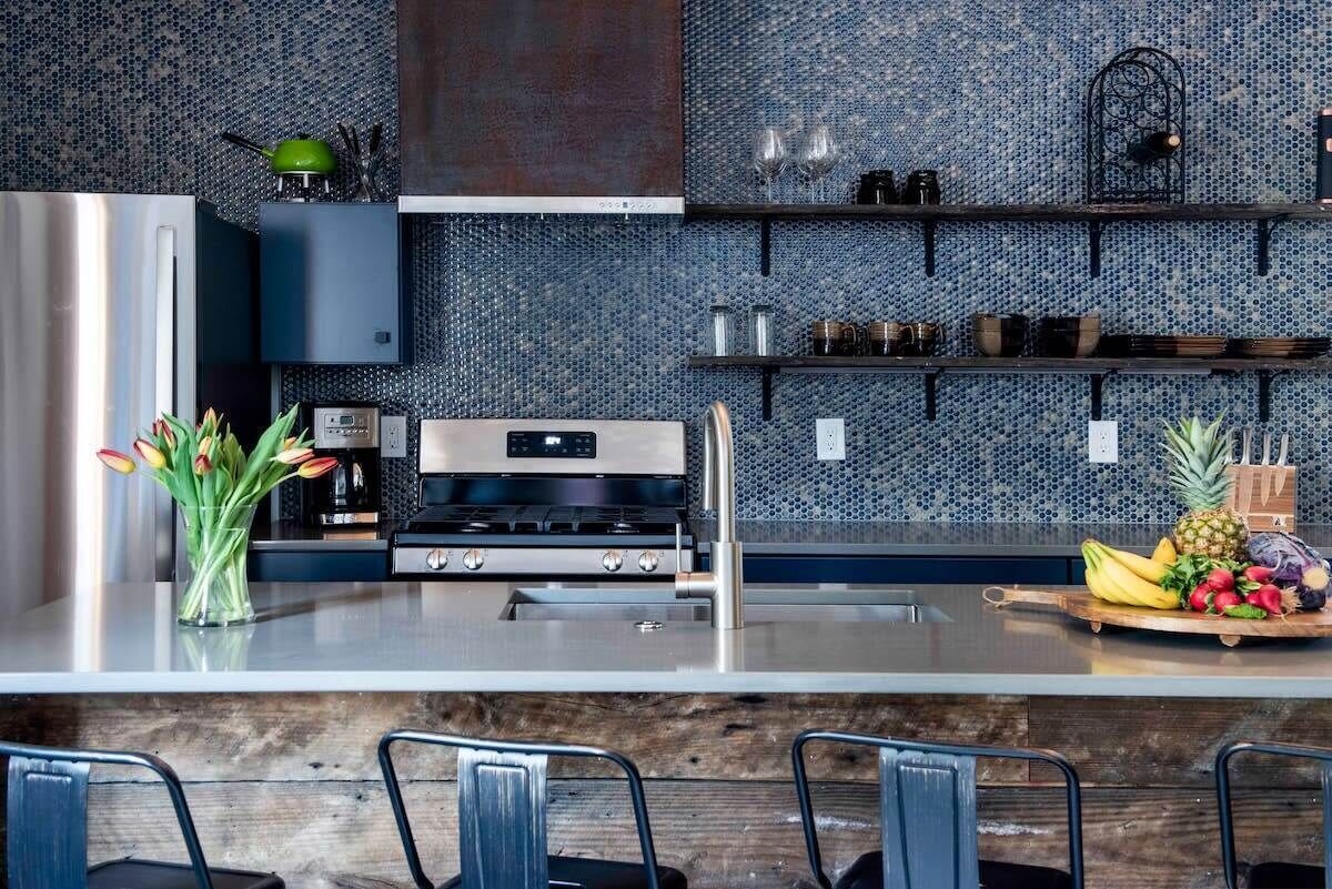 冷蔵庫、電子レンジ、オーブン、コンロ