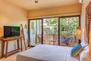 6 habitaciones, escritorio y espacio para trabajar con laptop