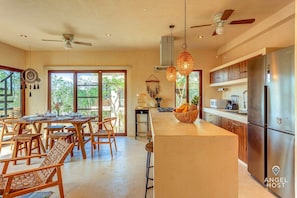 Refrigerador, microondas, parrilla de estufa y cafetera y tetera