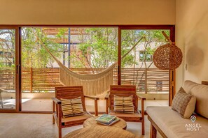 Televisión y oficina 