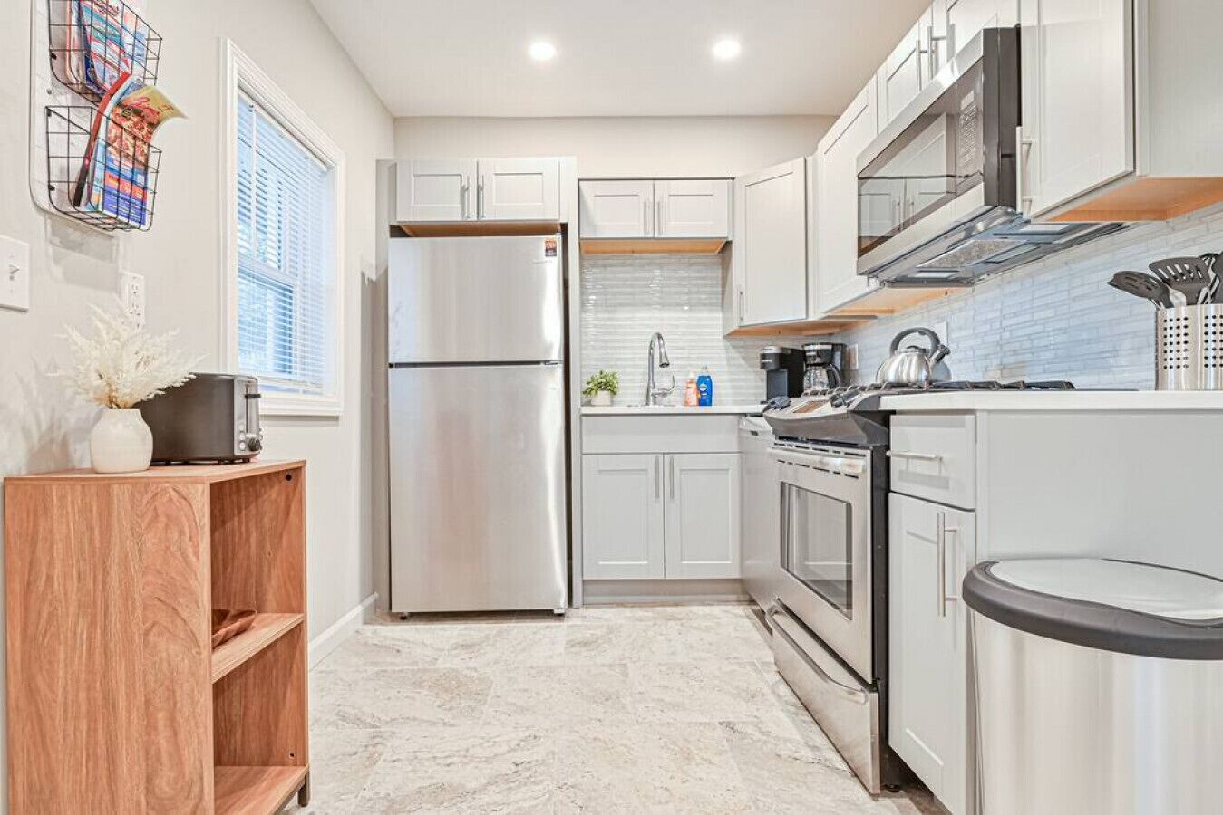 Jääkaappi, mikroaaltouuni, uuni, liesi