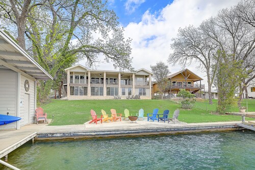 Lakeside, dog-friendly living with kayaks, boat ramp, pool table & Ping-Pong