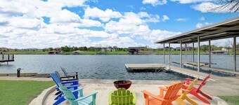Lakeside, dog-friendly living with kayaks, boat ramp, pool table & Ping-Pong