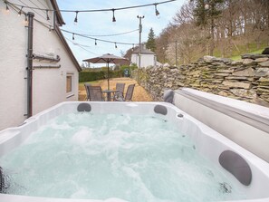 Outdoor spa tub - 2 bedroom accommodation in Capel Garmon, near Betws-y-Coed (Capel Garmon, near Betws-y-Coed)
