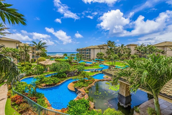 Pool - Waipouli Beach Resort Luxury Ocean View Condo (Kapaa)