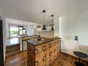 Réfrigérateur, four, lave-vaisselle, cafetière/bouilloire