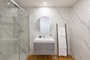 Haartrockner, Handtücher, Seife, Shampoo