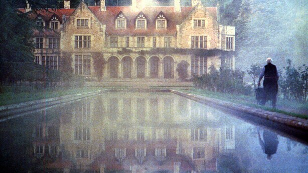 Un grand bâtiment historique doté de nombreuses fenêtres et d’une façade symétrique.
