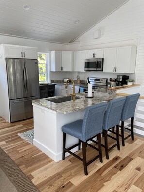 Micro-ondes, four, plaque de cuisson, lave-vaisselle