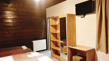 Habitación básica, varias camas, junto a la montaña | Escritorio, espacio para trabajar con laptop y cortinas blackout