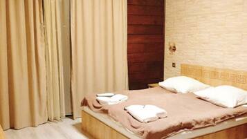 Escritorio, espacio para trabajar con laptop y cortinas blackout