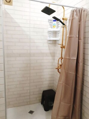 Kostenlose Toilettenartikel, Haartrockner, Bademäntel, Hausschuhe